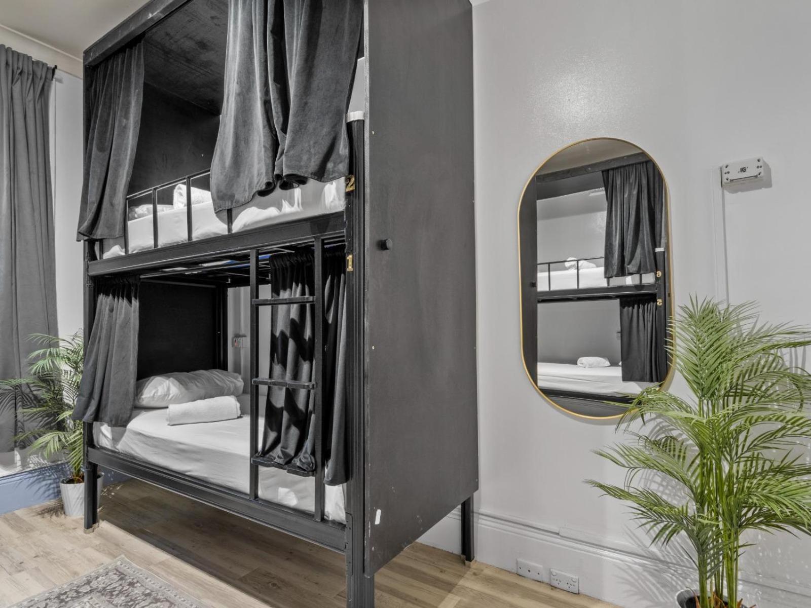 Private Room for 4 People (Shared Bathroom)